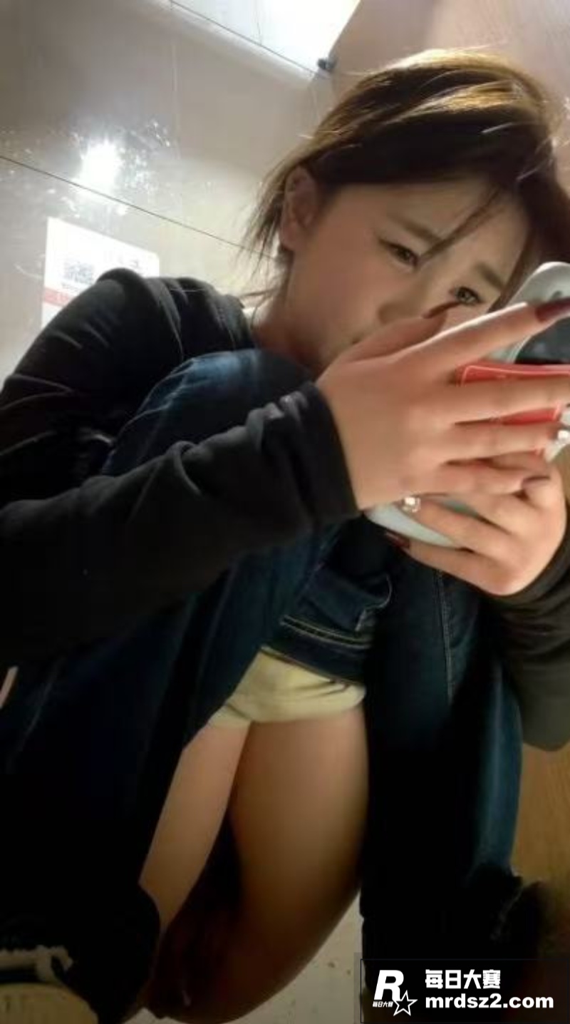 商场公共女厕抄底偷拍相关图片4