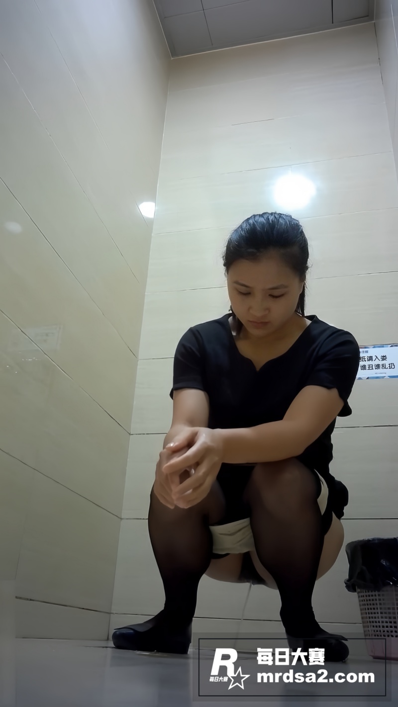 商场女厕全景偷拍 珠相关图片3
