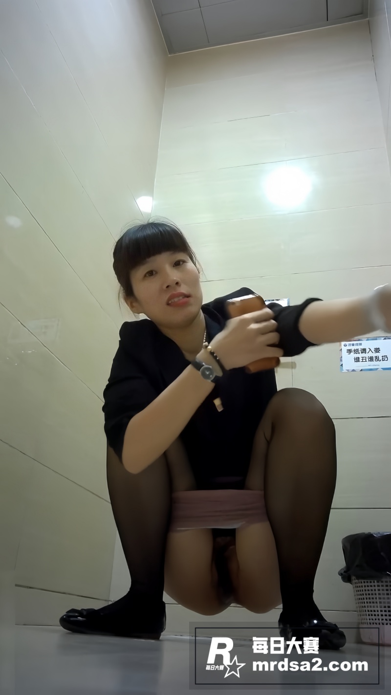 商场女厕全景偷拍 珠相关图片6