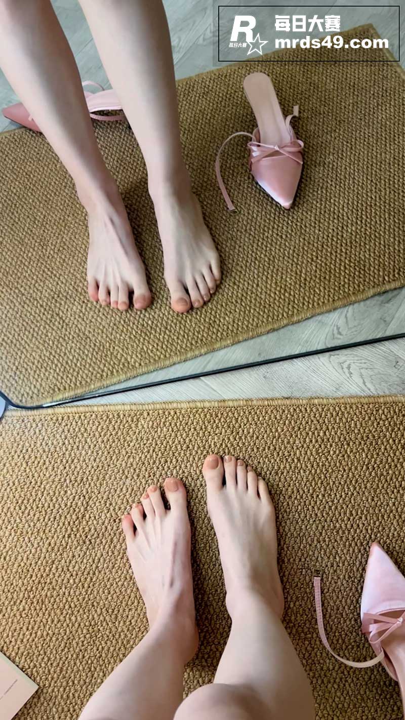 抖音足控网红 白儿 相关图片2