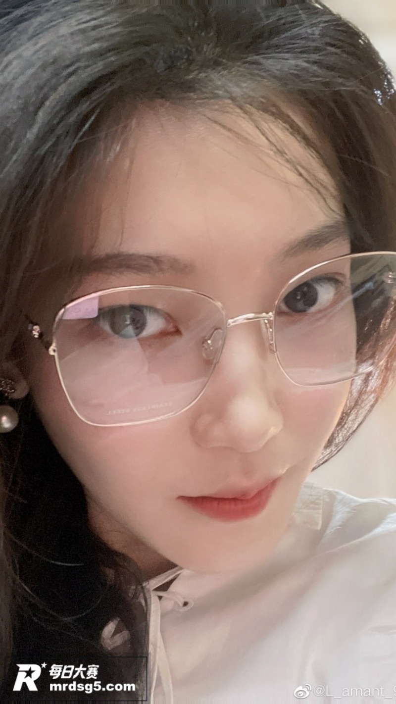 清纯外表下的极品眼镜相关图片1