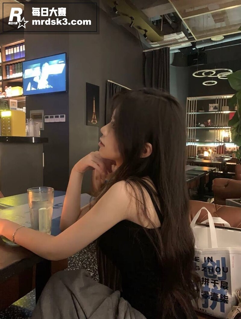 超漂亮长发巨乳美女与相关图片1 超漂亮长发巨乳美女与相关图片1