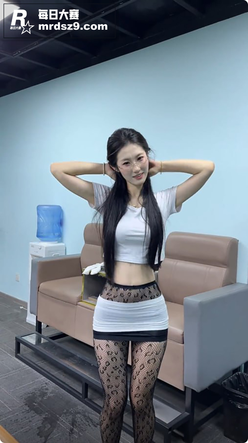 抖音新晋舞蹈女神 小相关图片2