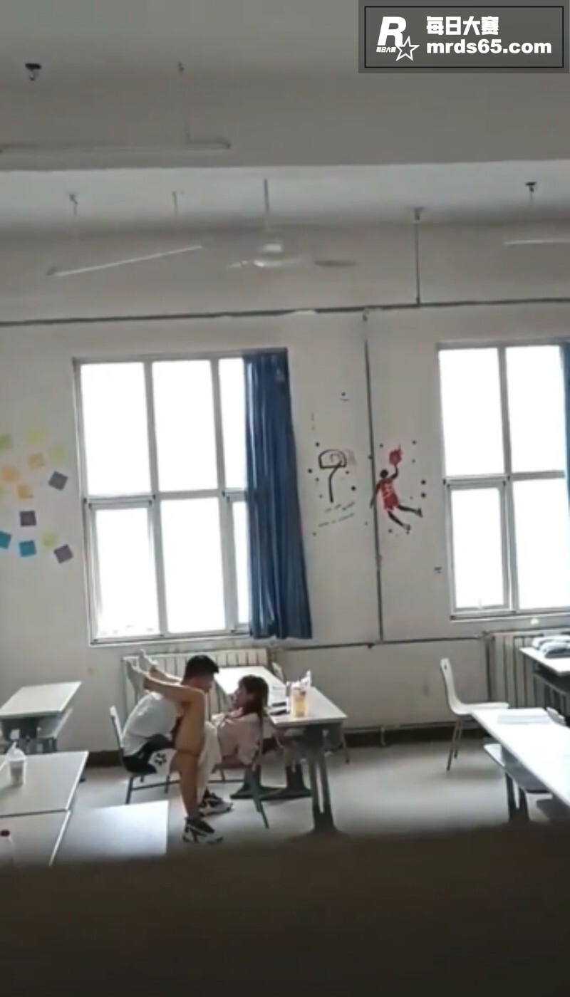 震惊！顶级反差母狗 相关图片10