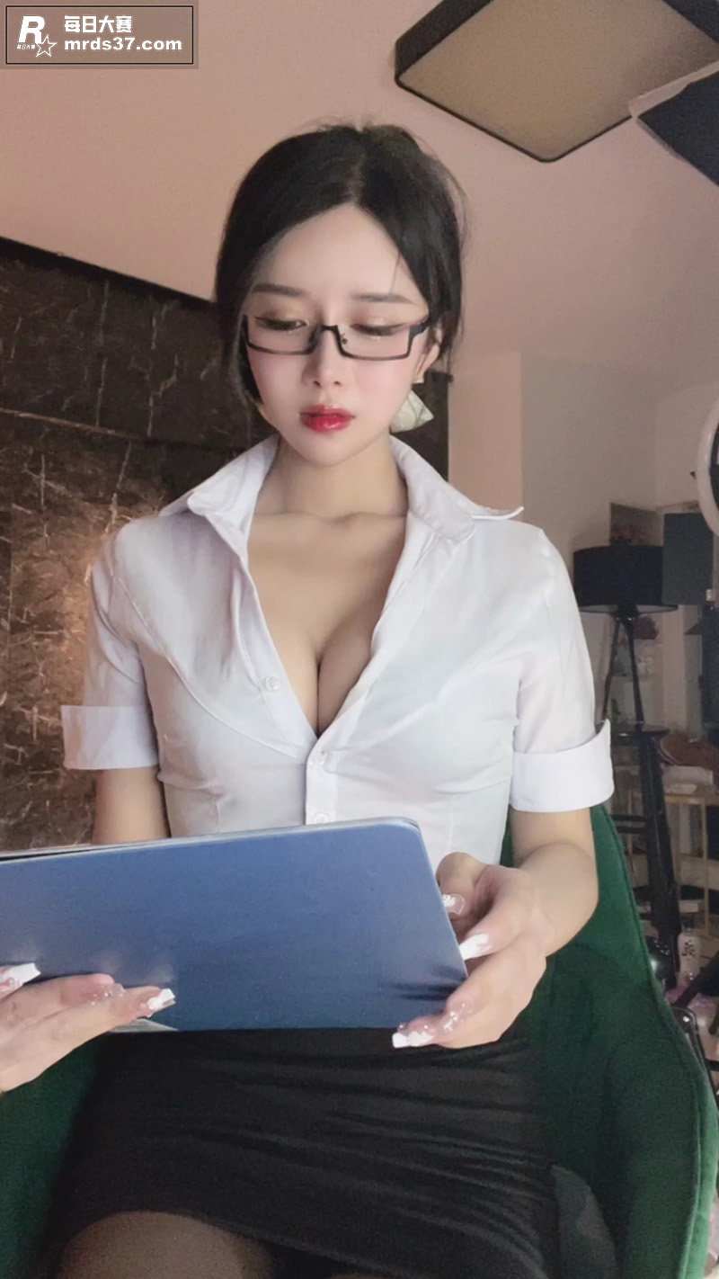 超高颜值网易女神 小相关图片1