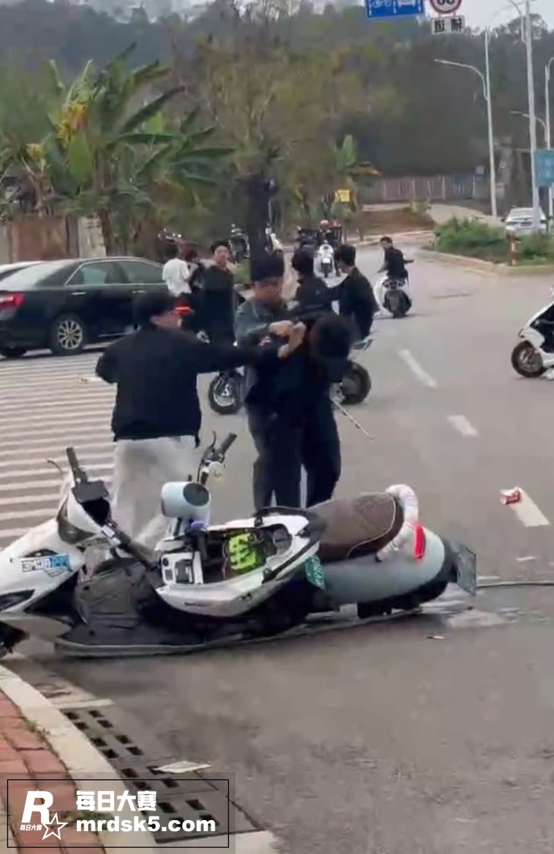 鬼火少年街头群殴 狂相关图片1