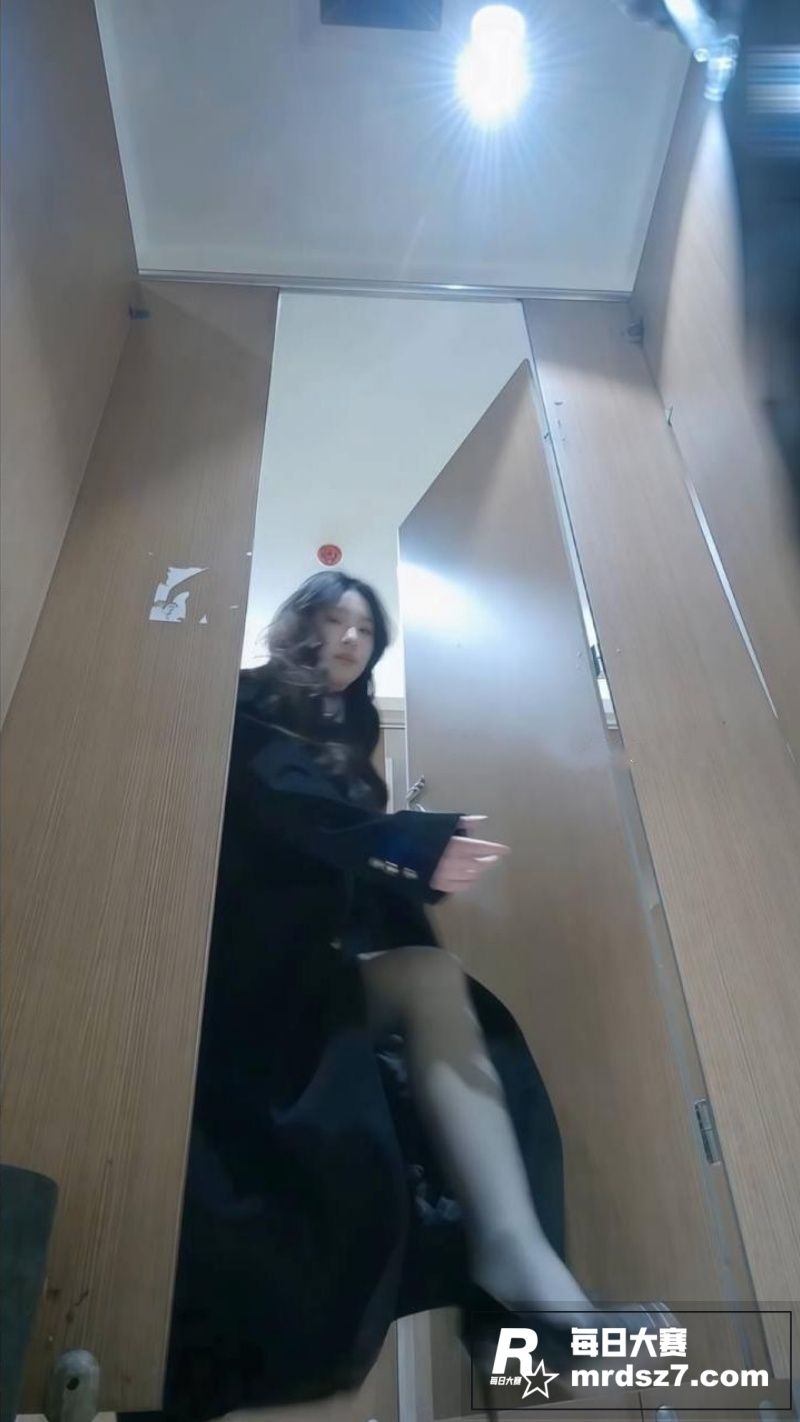 精选厕拍合集 极品偷相关图片9