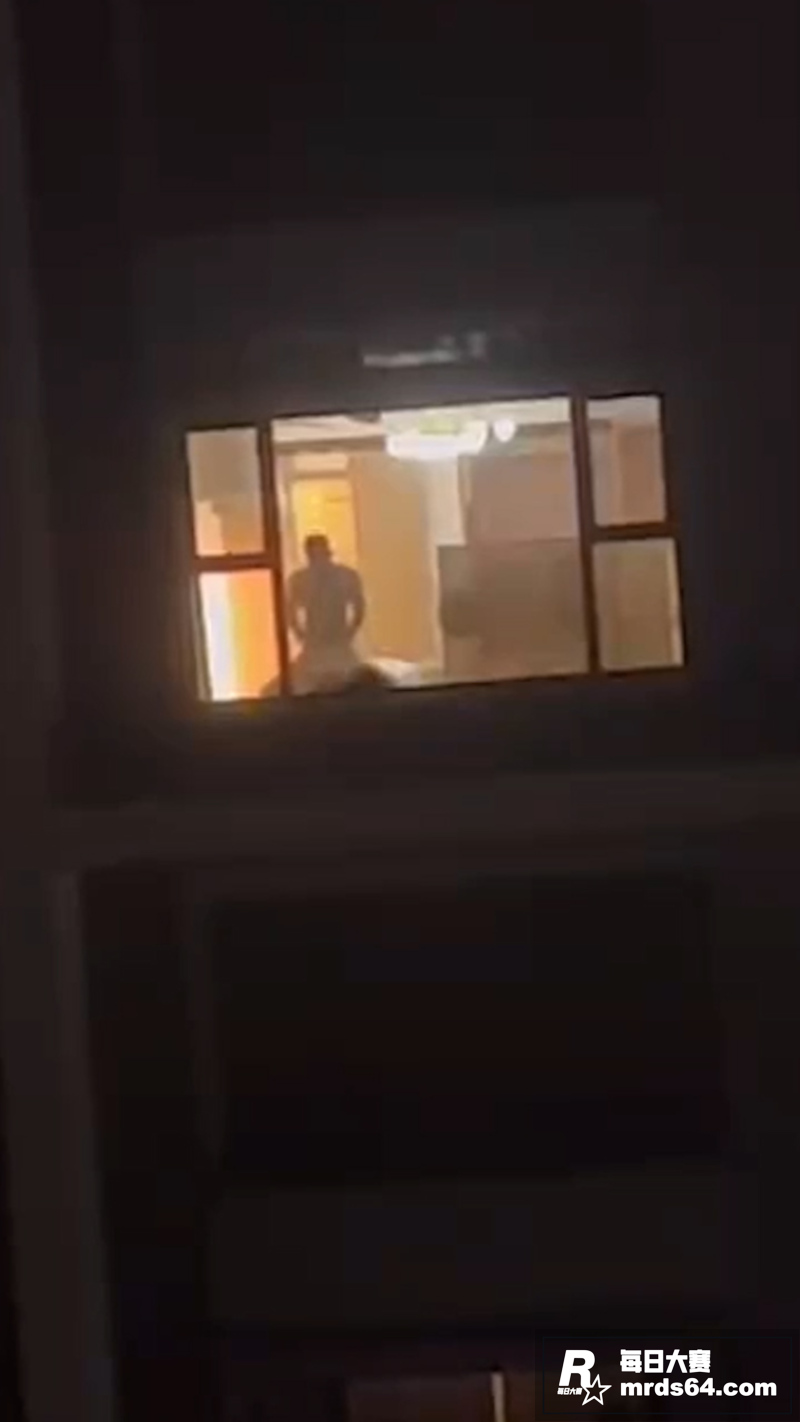 寂寞少女深夜偷拍邻居相关图片1