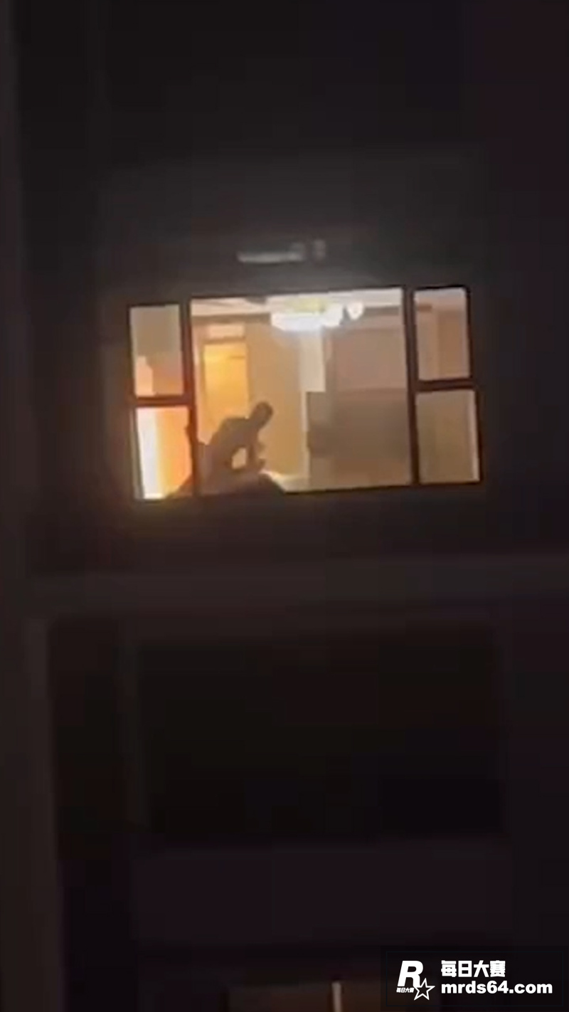 寂寞少女深夜偷拍邻居相关图片2