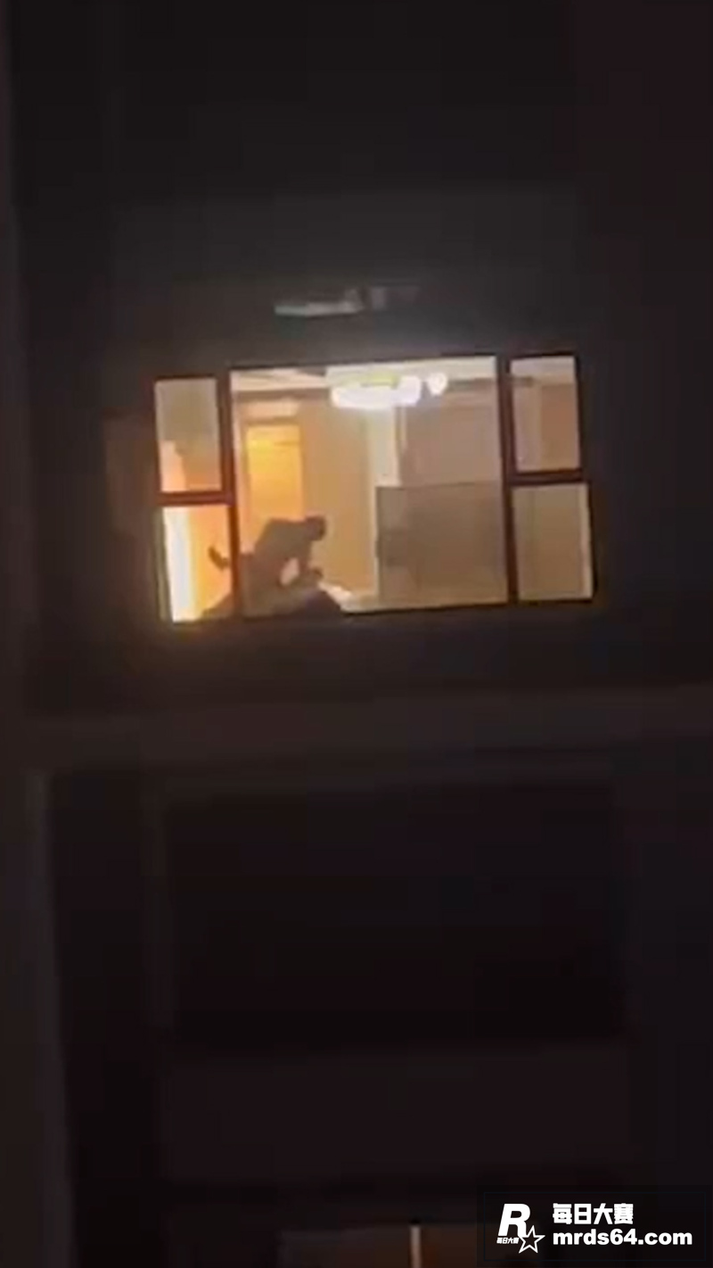 寂寞少女深夜偷拍邻居相关图片3