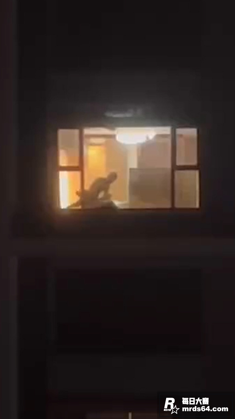 寂寞少女深夜偷拍邻居相关图片5