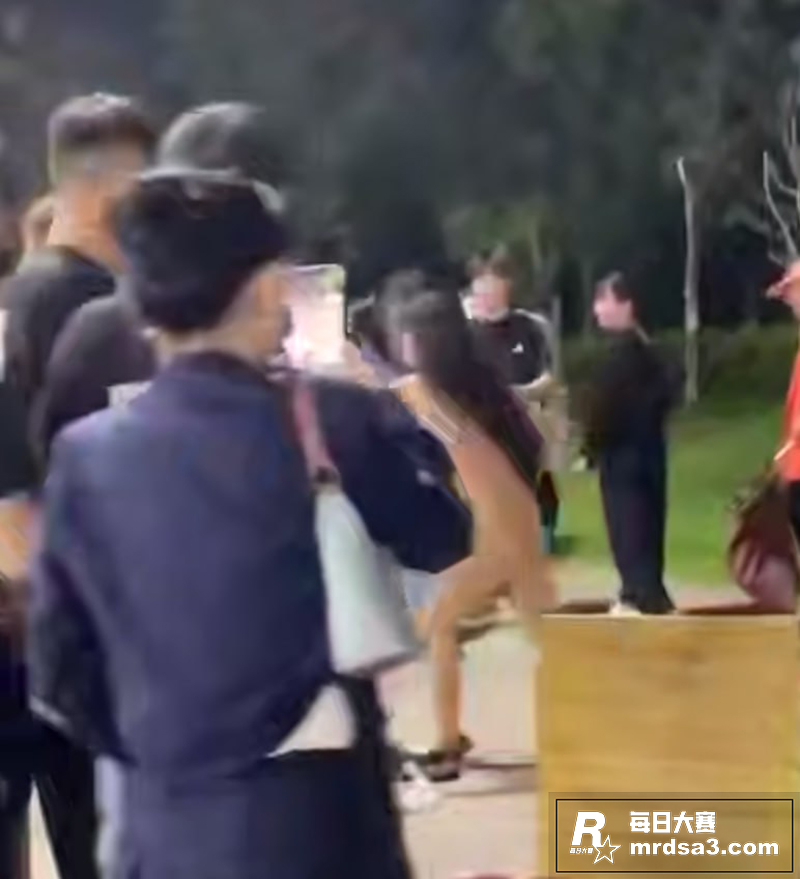 集美夜市喝醉酒脱光光相关图片1