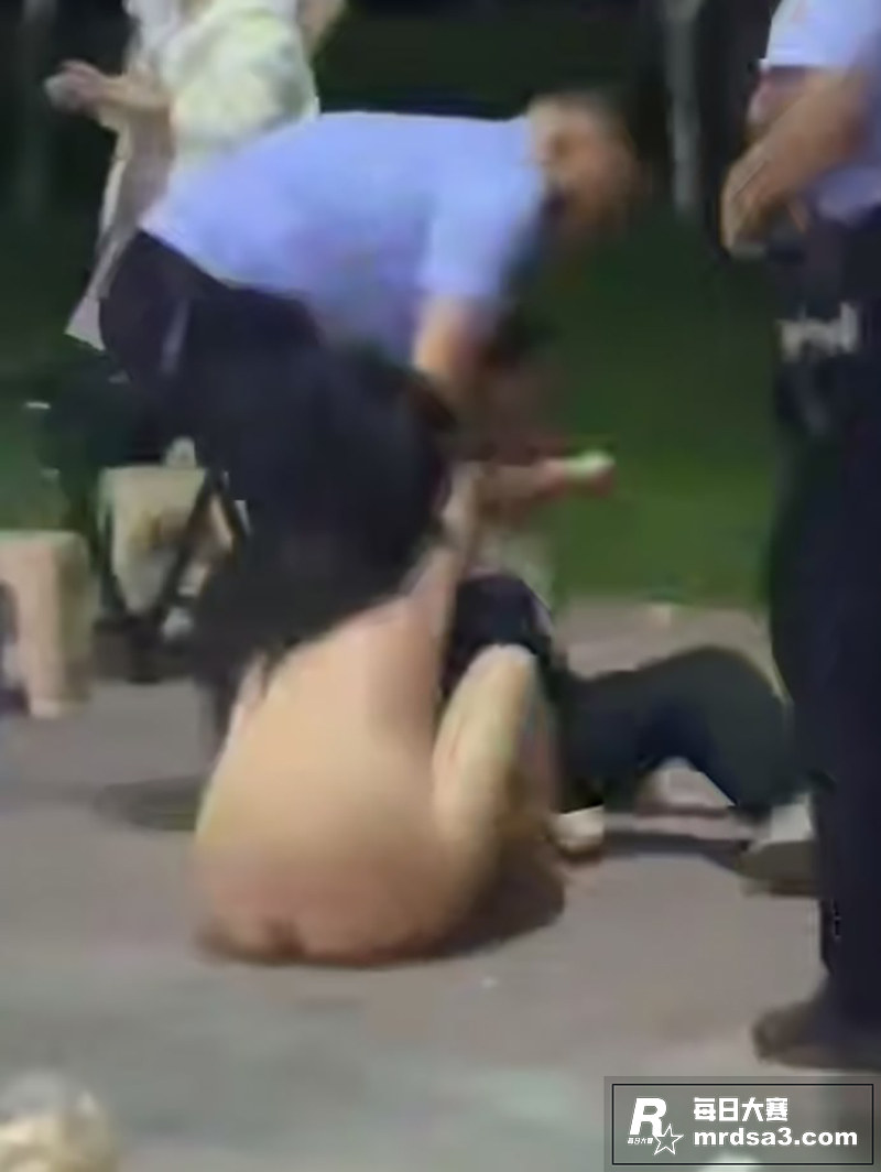 集美夜市喝醉酒脱光光相关图片2