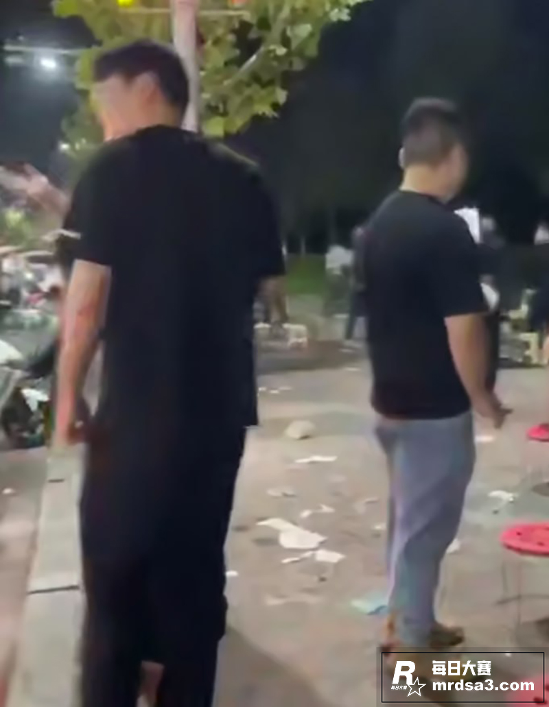 集美夜市喝醉酒脱光光相关图片3