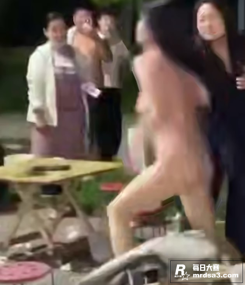 集美夜市喝醉酒脱光光相关图片5