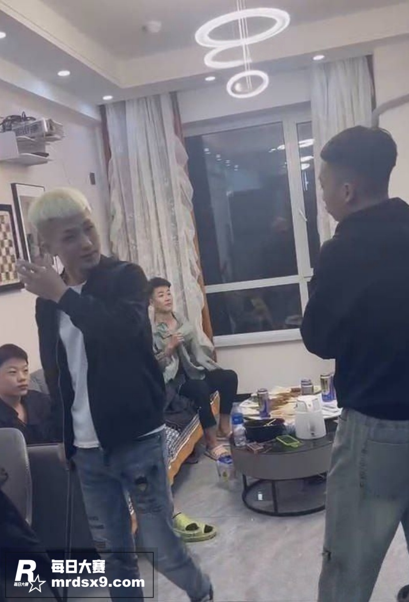 精神小伙抓奸视频曝光相关图片3