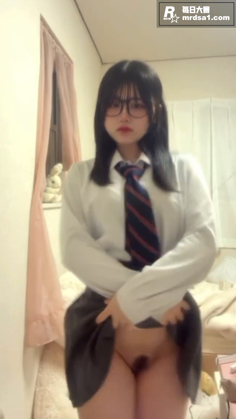 日本清纯眼镜妹 裸舞相关图片1