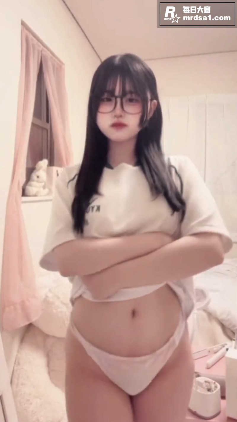 日本清纯眼镜妹 裸舞相关图片6