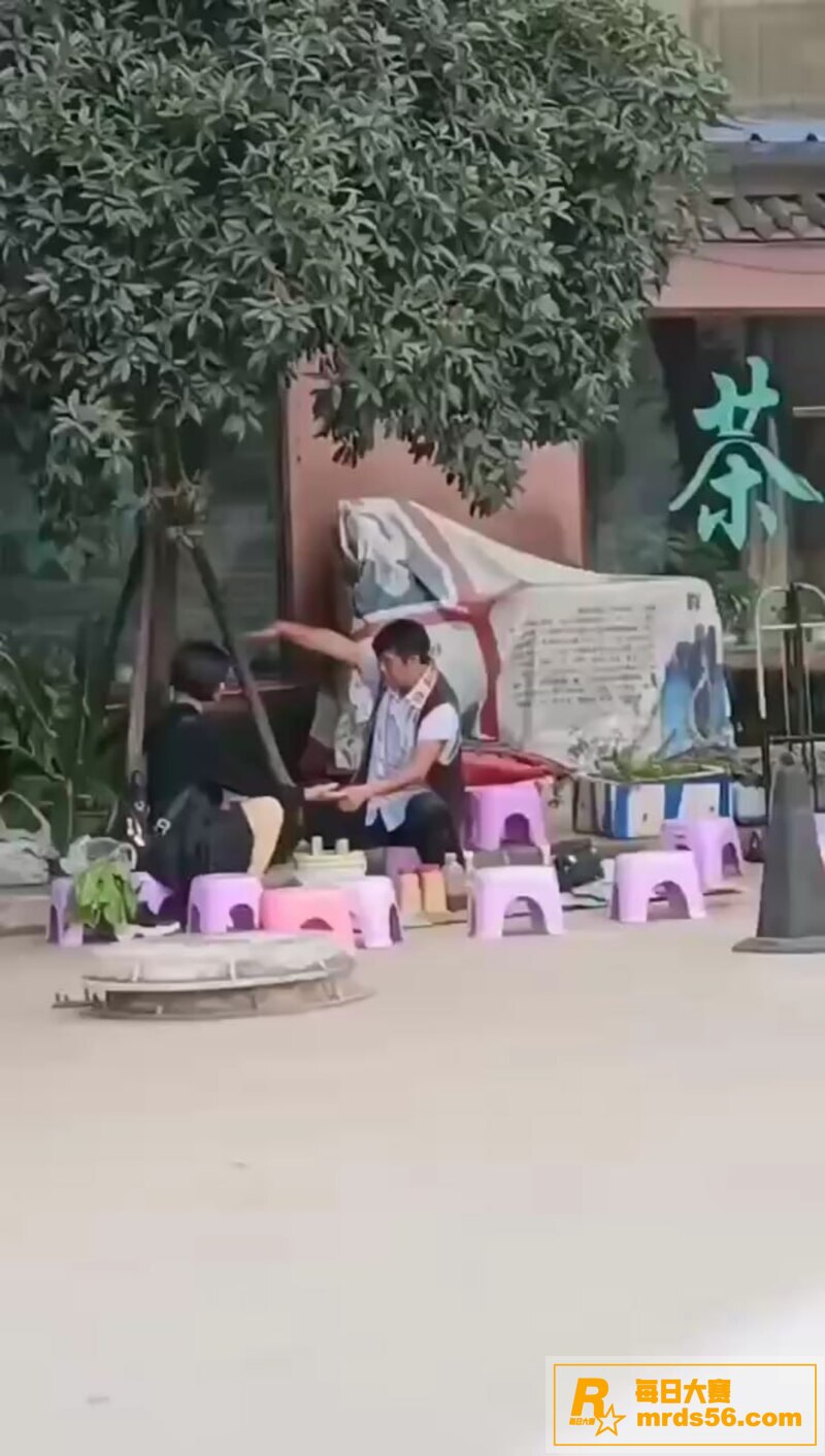 公园算命大师哄骗小仙相关图片1