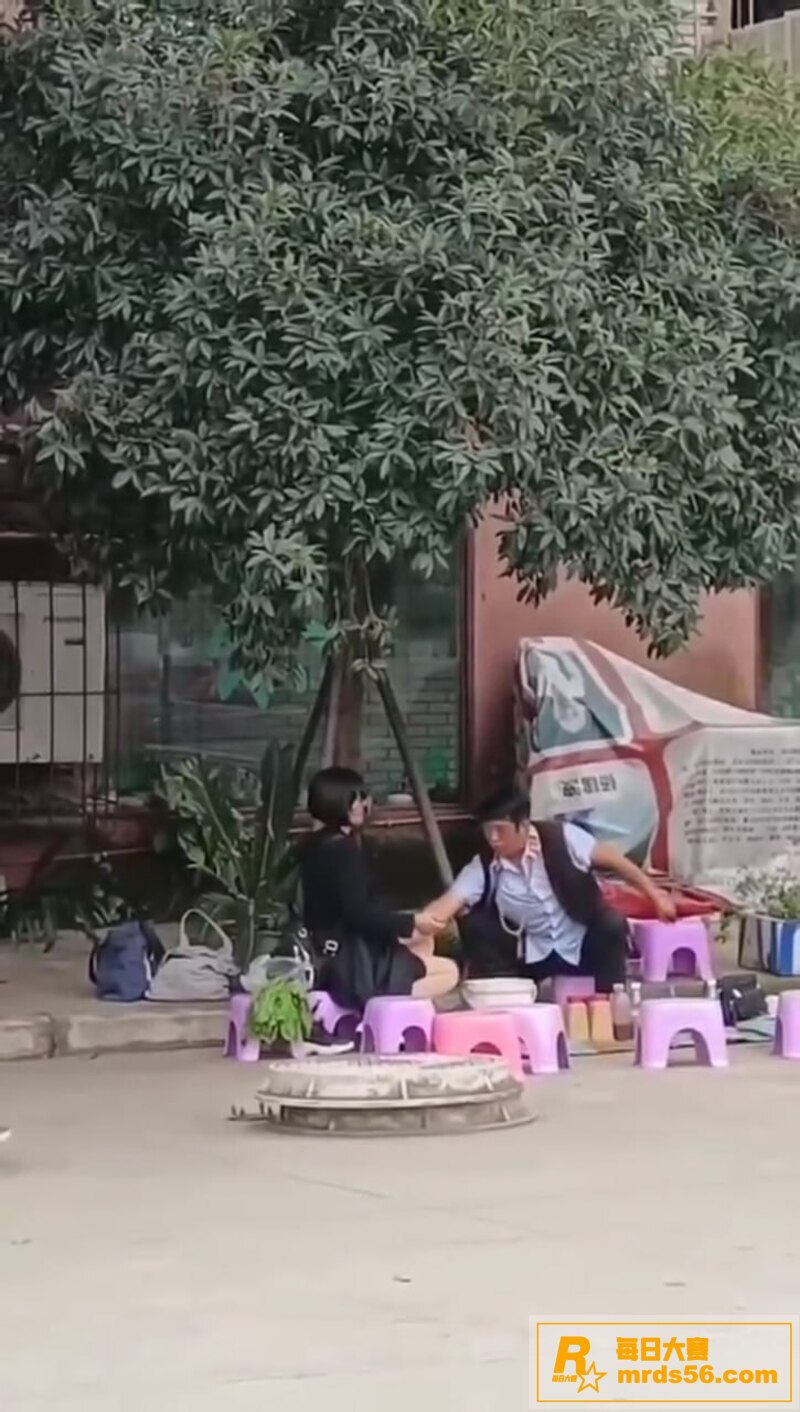 公园算命大师哄骗小仙相关图片6
