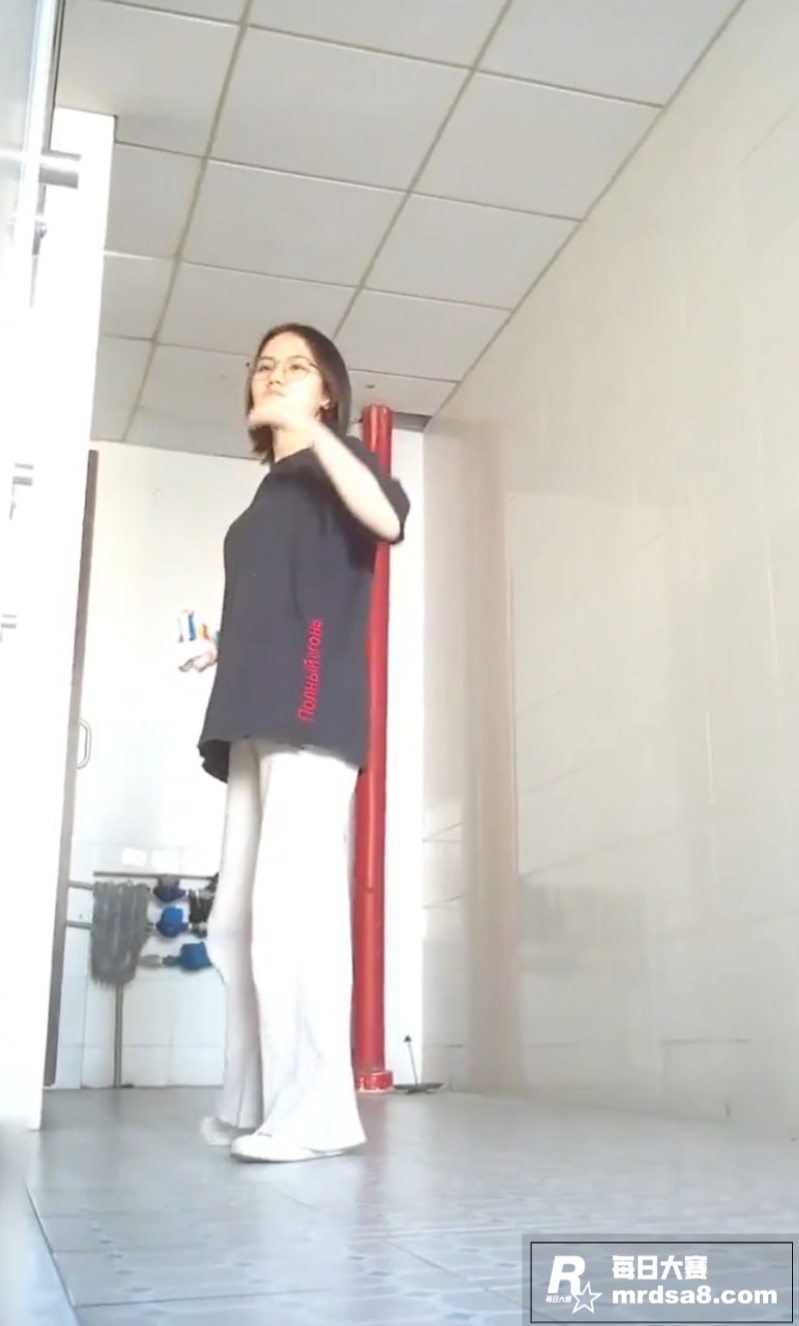大神偷拍娇媚女学生撒相关图片1