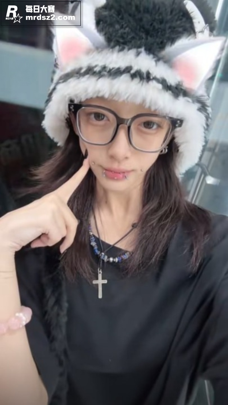 抖音三亚精神小妹 W相关图片3