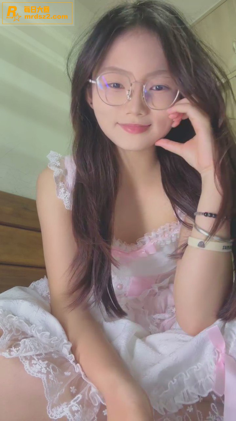 国产反差眼镜妹 困困相关图片2