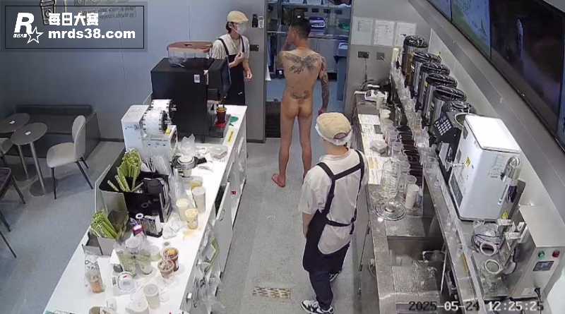 裸男持刀进入奶茶店 相关图片2