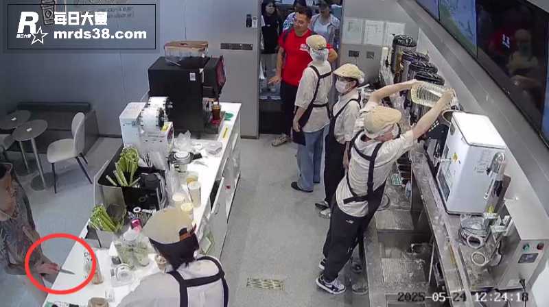 裸男持刀进入奶茶店 相关图片3