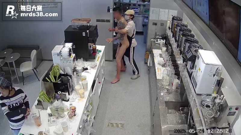 裸男持刀进入奶茶店 相关图片7