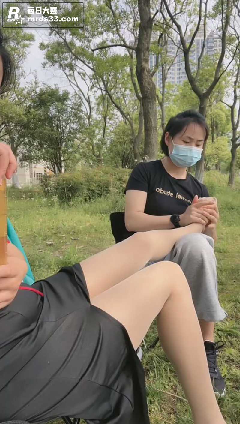 高颜值御姐女神 户外相关图片3