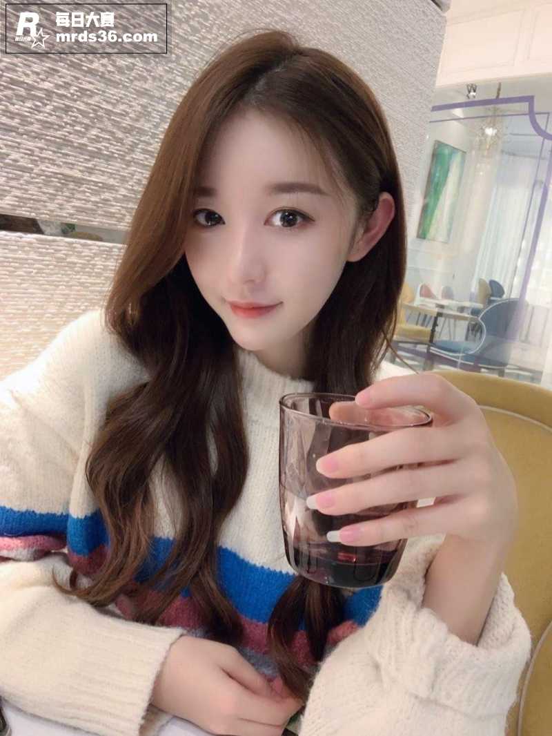 网友投稿反差大学女友相关图片1