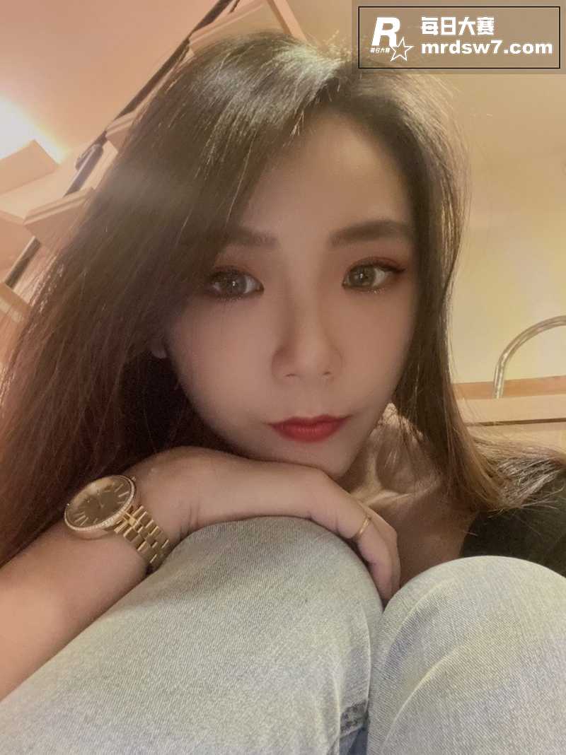 高颜值反差婊 私拍露相关图片3