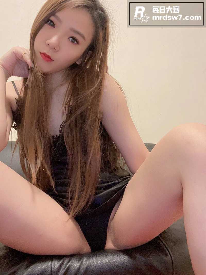 高颜值反差婊 私拍露相关图片4
