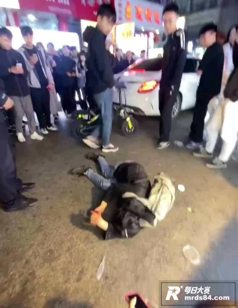 滕州步行街夜市 醉酒相关图片3