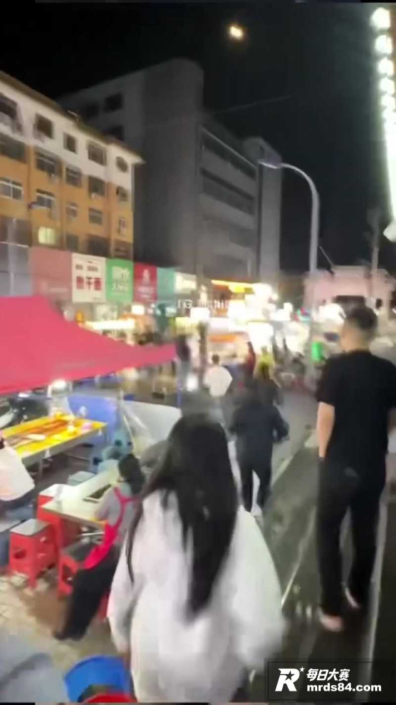 滕州步行街夜市 醉酒相关图片4