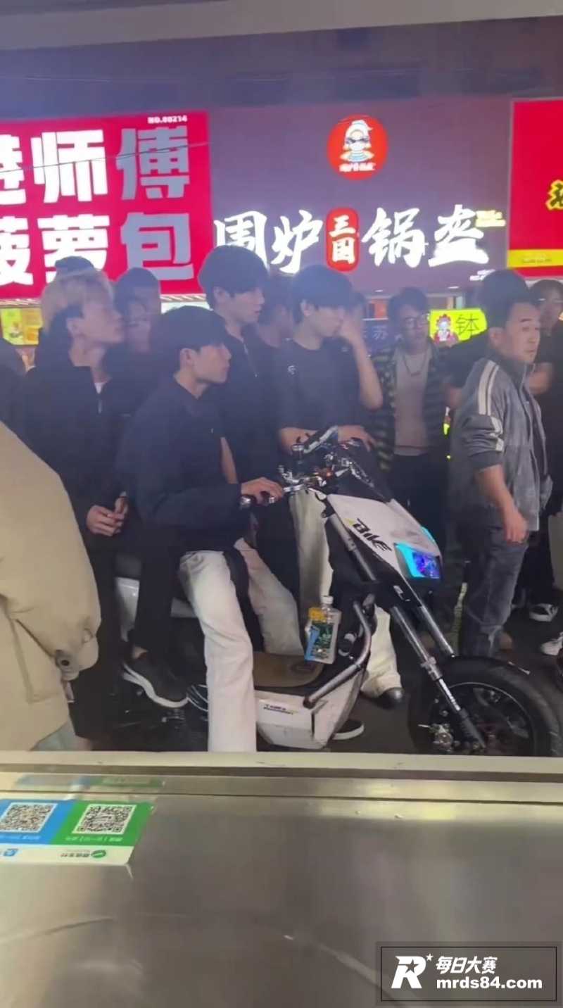 滕州步行街夜市 醉酒相关图片5