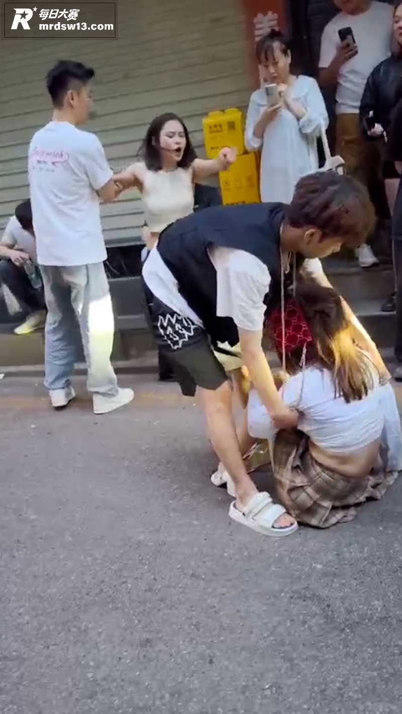 精神小妹当街爆发激烈相关图片1