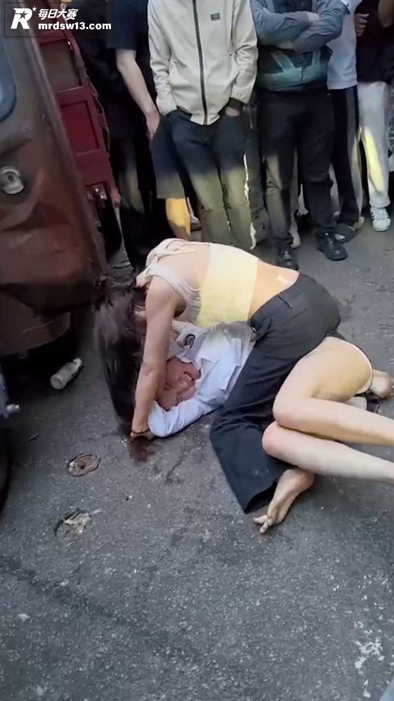 精神小妹当街爆发激烈相关图片2