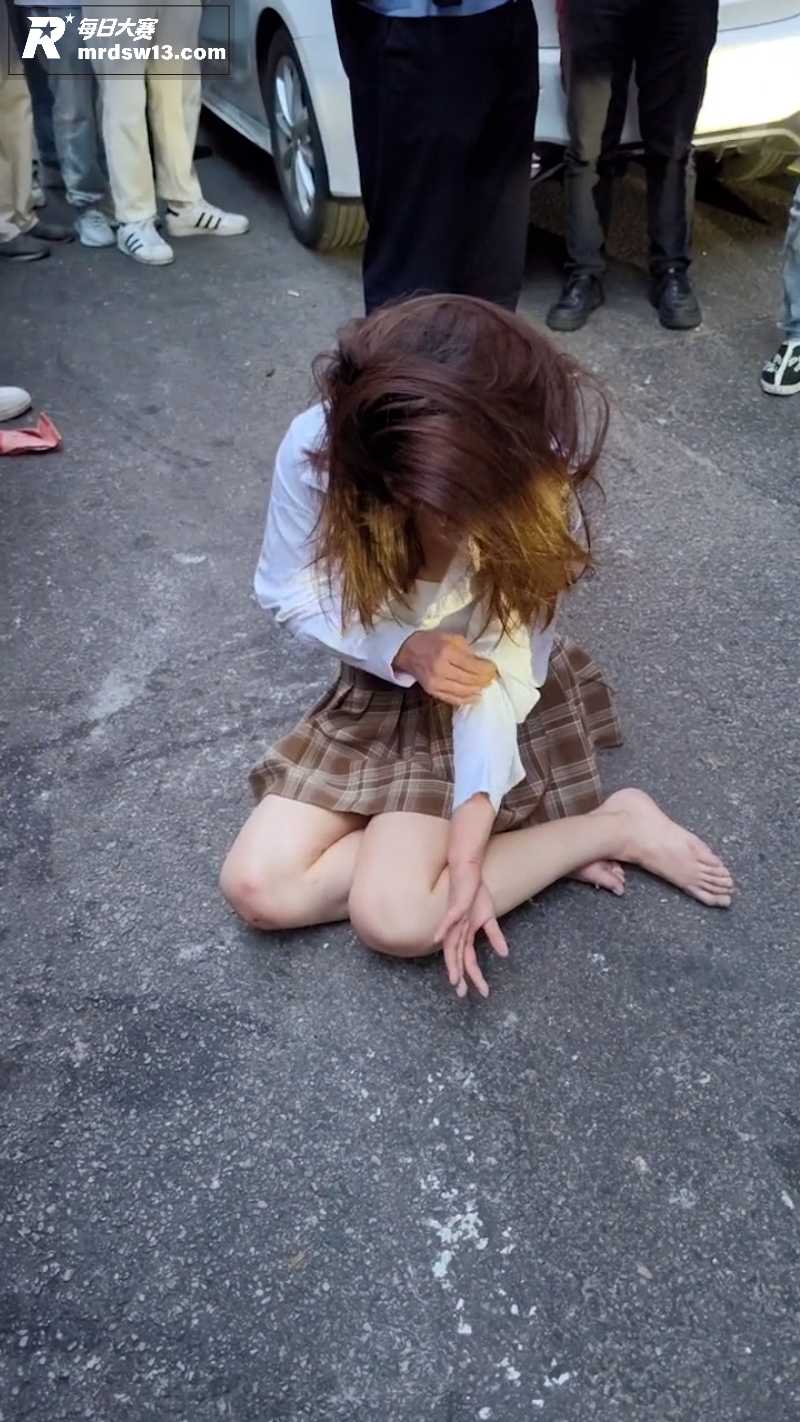 精神小妹当街爆发激烈相关图片4