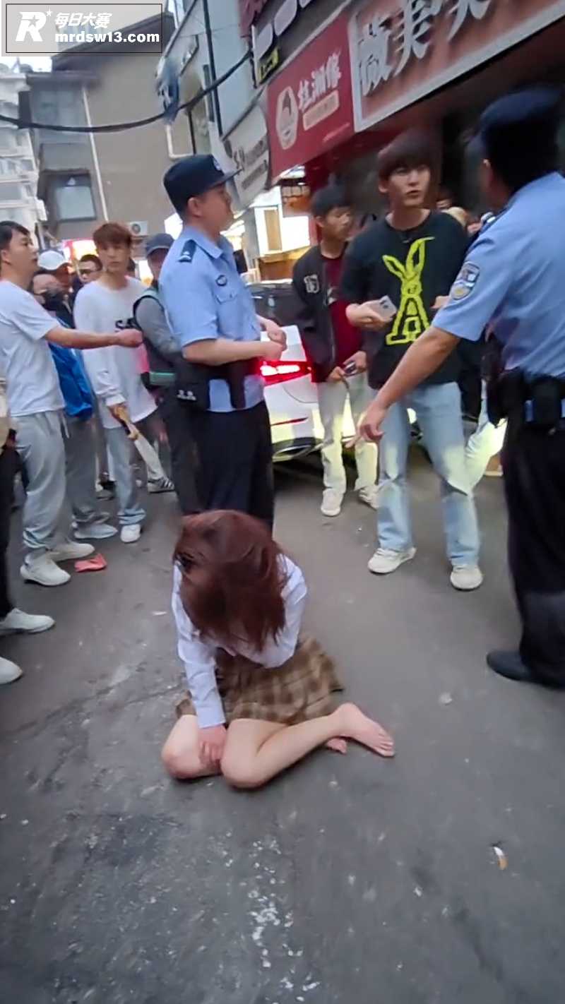 精神小妹当街爆发激烈相关图片5