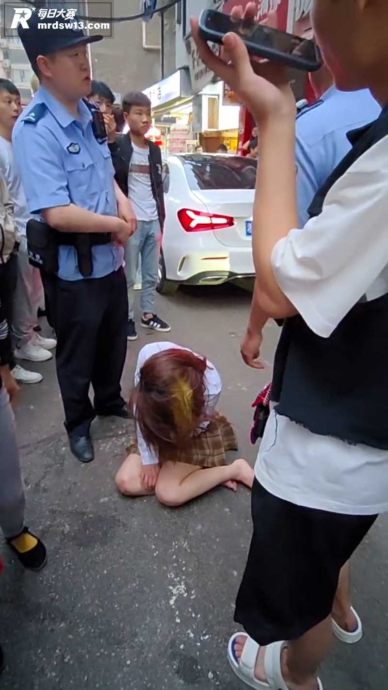精神小妹当街爆发激烈相关图片7