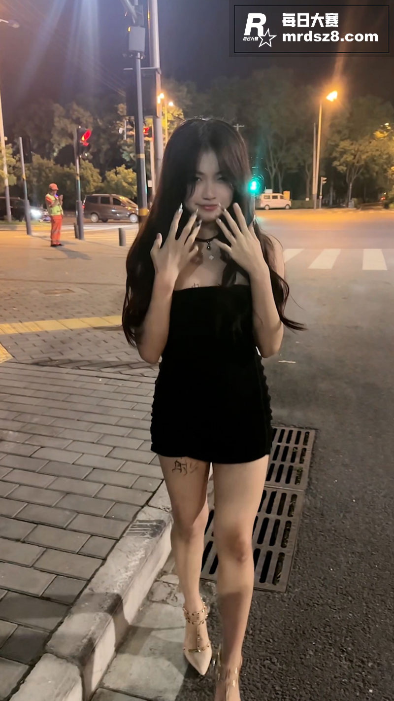 高颜值美女户外露出 相关图片4