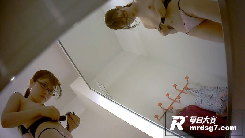 日本商场内衣店全程偷相关图片5