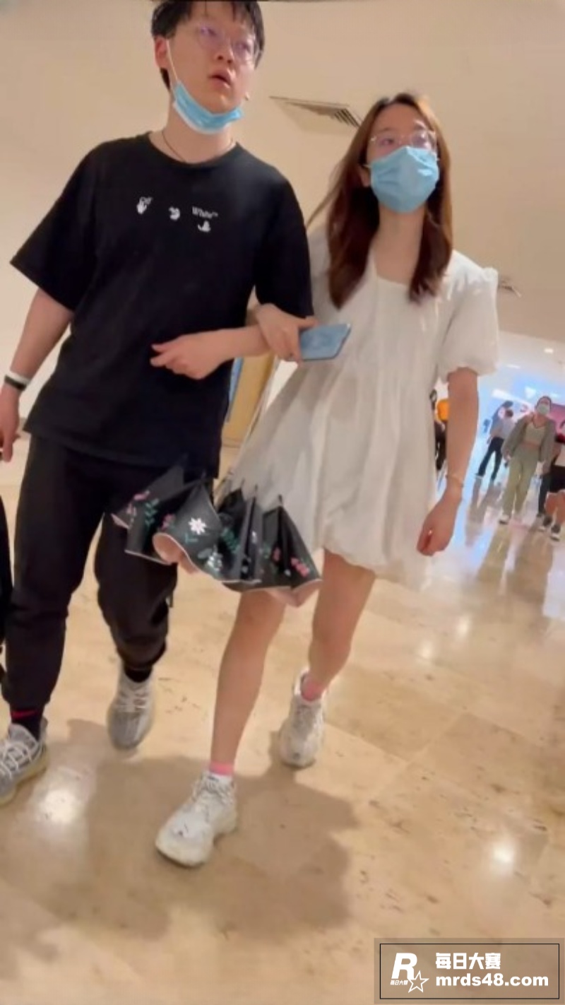商场大神抄底约炮情侣相关图片1