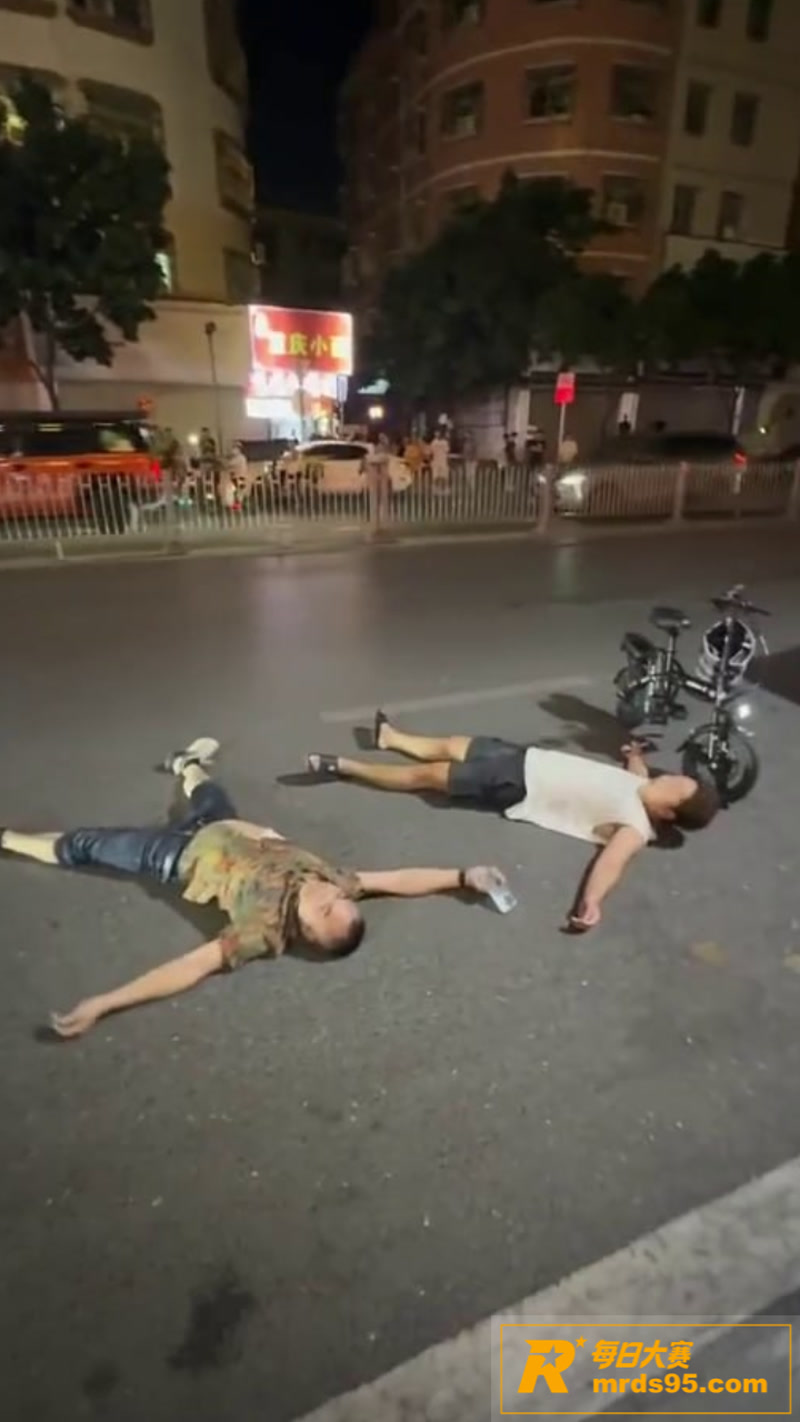 街头出现搞笑一幕 两相关图片4