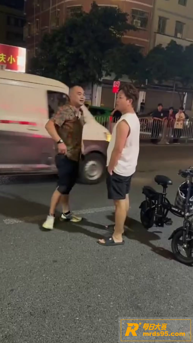 街头出现搞笑一幕 两相关图片6
