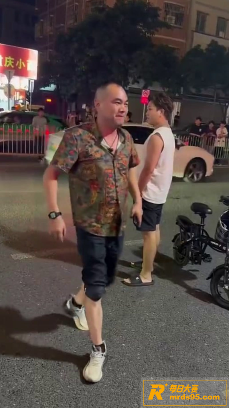街头出现搞笑一幕 两相关图片7