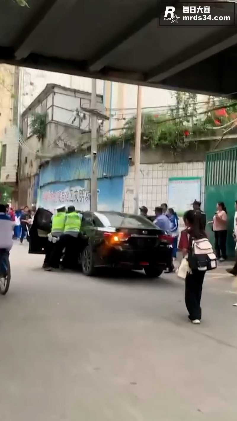 广西钦州惊现街头女暴相关图片4