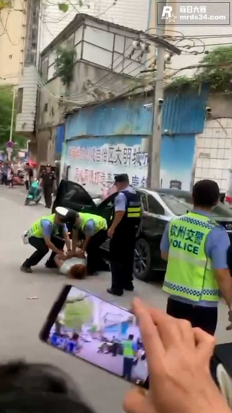 广西钦州惊现街头女暴相关图片5